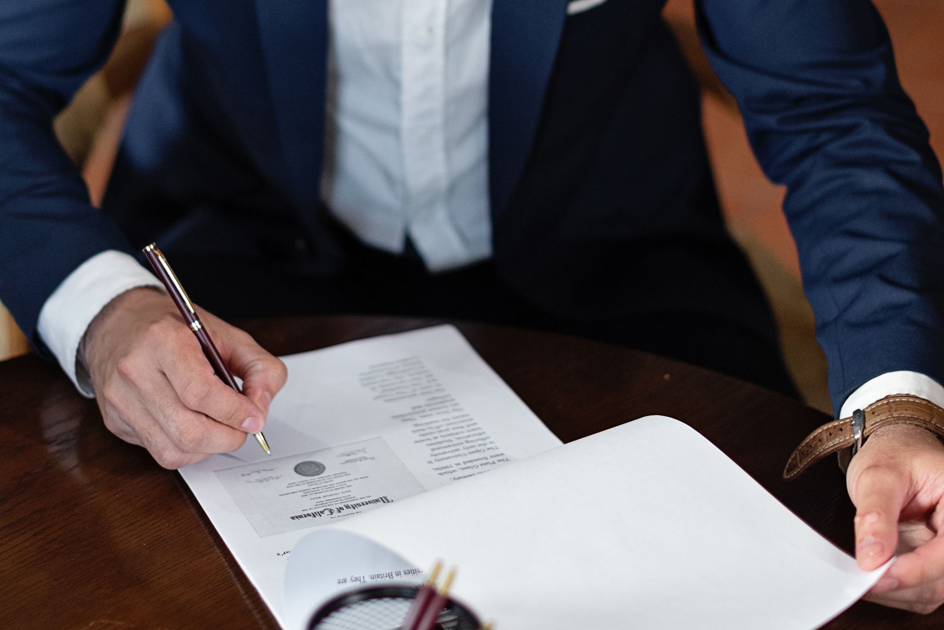 Avvocato che esamina un contratto bancario