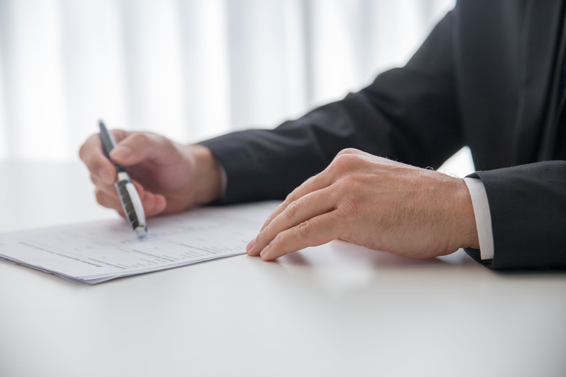 Un uomo d'affari firma un contratto di lavoro in un ufficio