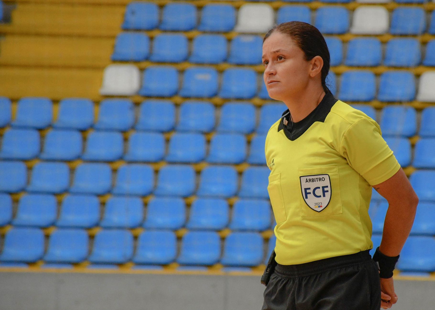 Un arbitro che mostra una cartellina rossa in uno stadio