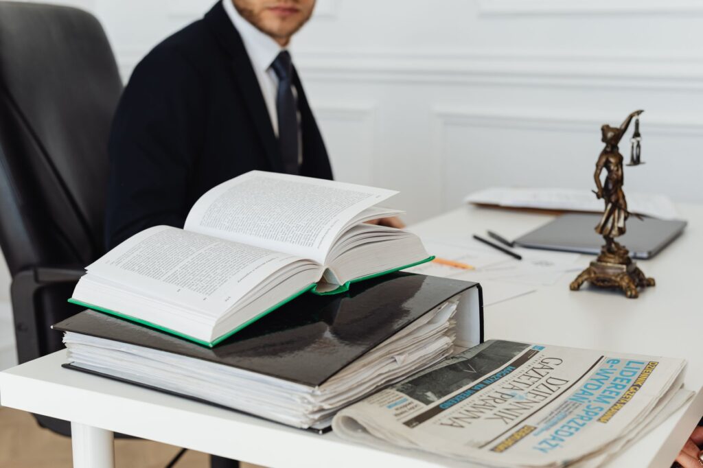 Un avvocato in un'aula di tribunale per una causa di licenziamento