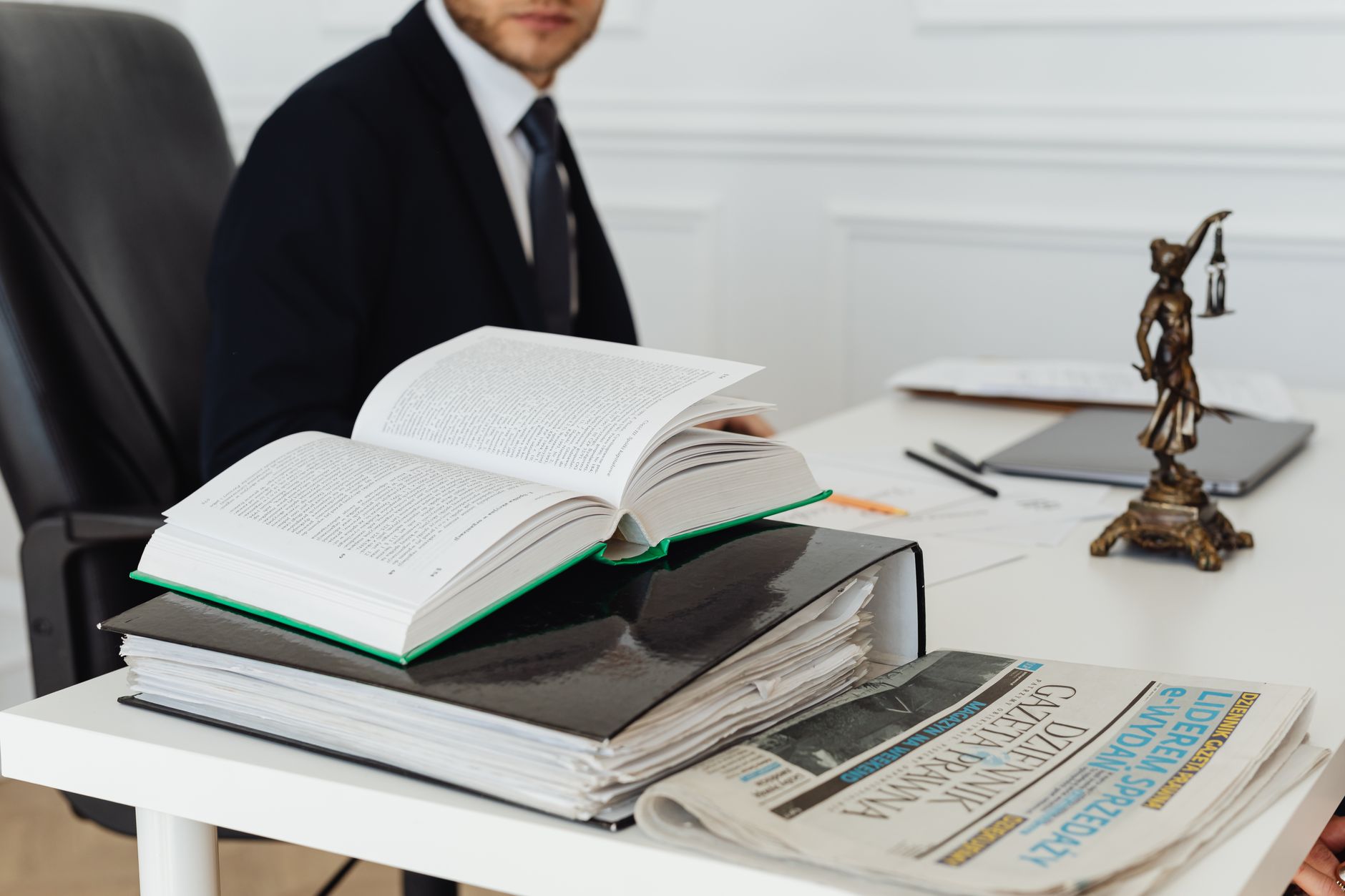 Un avvocato in un'aula di tribunale per una causa di licenziamento
