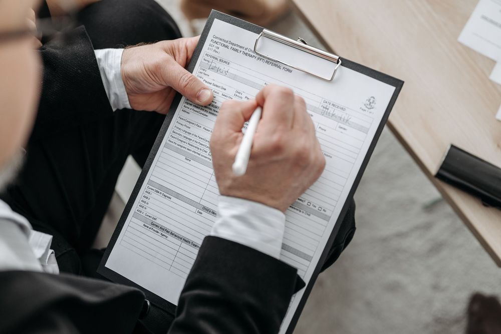 Amministratore di società che firma un contratto