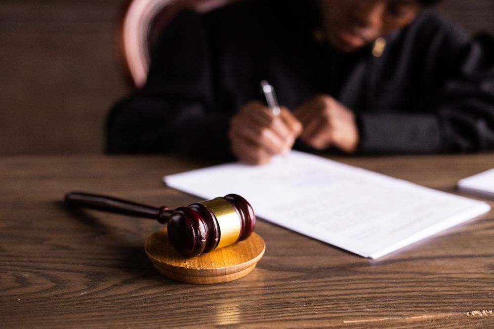 Un avvocato esamina documenti in un'aula di tribunale